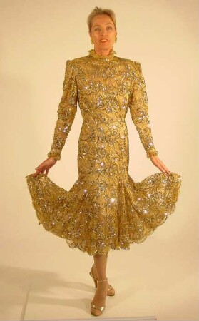 Kurzes Abendkleid aus Goldspitze