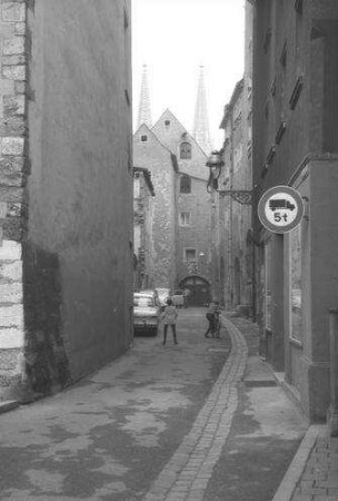 Regensburg: Durchblick Gasse, Kramgasse, Hintergrund Domtürme