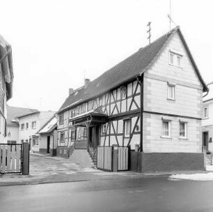 Fachwerkwohnhaus; Nidda, Brückenstraße 28, Brückenstraße 30
