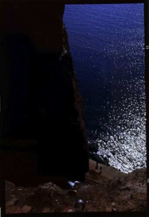 Helgoland: durch Felsenklippe auf reflektierende See