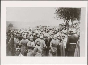 Großherzog Friedrich I. inmitten Gruppe Uniformierter.