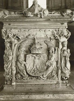 Magdeburg, Dom St. Mauritius und St. Katharina, Innenaufnahme, Chorumgang : Tumba der Königin Editha, westliche Schmalseite mit Reliefs, wappentragende Engel