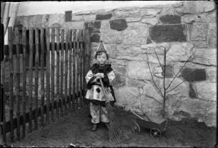 Dresden-Hellerau, Hans Stich im Kostüm im Garten des Hauses Kurzer Weg 1