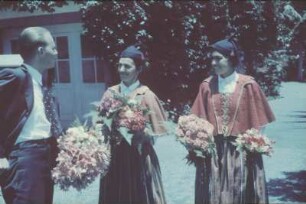 Reisefotos Madeira. Der Fotograf Franz Grasser und zwei Frauen in Tracht, alle drei Blumensträuße haltend