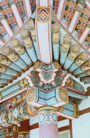 Bemalte Dachkonstruktion vermutlich in einem buddhistischen Tempel