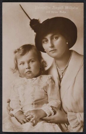 Postkarte mit Porträt von Prinzessin August Wilhelm und ihrem Sohn