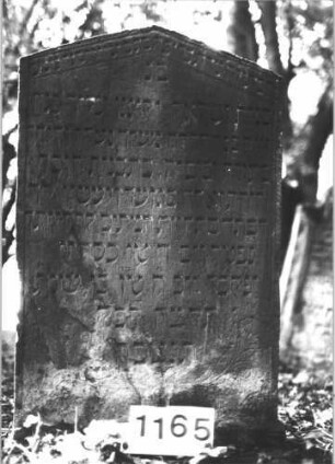 Grabstein 1165 (Index: 99899889) Material: Sandstein Zustand: unten stark verwittet, sonst gut erhalten Maße HxBxT: 100x64x9 cm Beschreibung: Stele mit Dreiecksabschluss, im Dreiecksfeld zwei Vögel auf Zweigen, unter der Inschrift Blumen Symbolik: zwei Vögel auf Zweigen, Blumen: Grabstein 1165