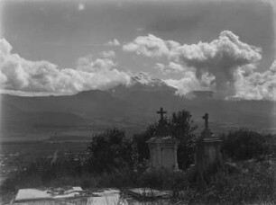Der Vulkan Popocatepetl : Blick über einen Friedhof und den dahinter liegenden Vulkan Popocatepetl.