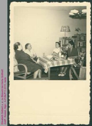 Elisabeth Selbert u. a. zu Besuch bei Herta Gotthelf