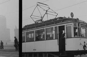 Eine Straßenbahn der Linie 29 Richtung Schkeuditz an einer Haltestelle am Karl-Marx-Platz