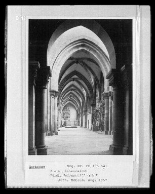 Magdeburg, Dom St. Mauritius und St. Katharina, Innenaufnahme, Langhaus : Nördliches Seitenschiff. Blick nach Westen