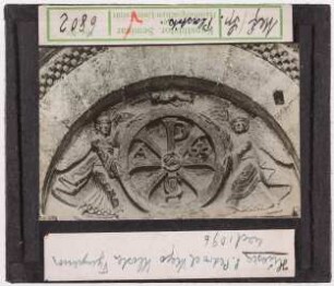 Huesca, San Pedro el Viejo, Portal, Tympanon mit Christusmonogramm