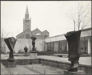 Bernhard Heiliger beim Aufbau der „Vertikalen Motive I-III“ 1968 im Skulpturenhof der Neuen Nationalgalerie, Berlin