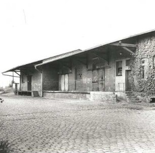 Pegau, Bahnhofstraße. Bahnhof (1873). Güterabfertigung. Straßenseite