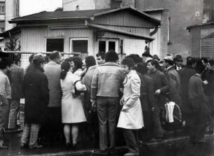 Demonstranten vor Wohnlager, Frankfurt am Main (Rödelheim), 1970