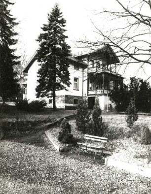Augustusburg-Erdmannsdorf, Plauer Straße 1. Villa (1890). Ansicht mit Gartenanlage
