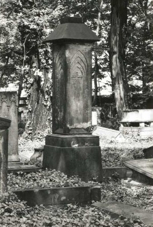 Grabmal für den Juristen Dr. Christian Ernst Ulrici (1750-1825). Sandstein. Dresden-Pirnaische Vorstadt. Eliasfriedhof