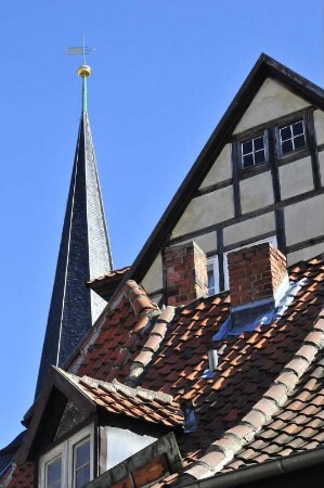 Quedlinburg - Fachwerkgiebel : Fachwerkgiebel in der Marktstraße, dahinter der Turm der Marktkirche. Aufgenommen am 19. Juli 2012 in Quedlinburg