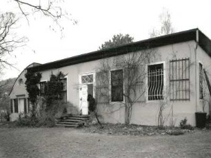 Radebeul, Paradiesstraße 66/68. Sogenannter Grundhof (1750/1850). Giebelseite des Gartensaals und Gärtnerhaus