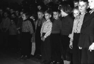 Kirchzarten: Flüchtlings-Durchgangslager, Flüchtlinge bei der Weihnachtsfeier, Kinder beim Singen