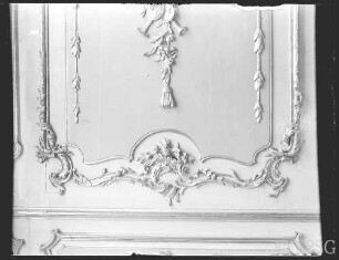 Potsdam, Neues Palais, Friedrichwohnung, Konzertzimmer, R.: 211, Südwand, unterer Teil des Wandfeldes zwischen Spiegel und Fensterwand.