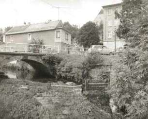 Rosenthal-Bielatal, Talstraße 15. Wohnhaus. Blick über die Biela mit Straßenbrücke und Wehr
