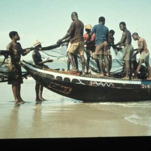Fischer am Strand von Accra : Accra (Ghana). Fischer mit Netzen auf Surfboats am Strand, 2. April 1959
