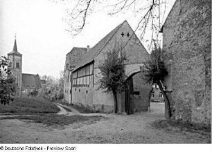 Klipphausen-Scharfenberg (ehem. Naustadt 23). Vierseithof (bez. 1806). Scheune, Tor und Wirtschaftsgebäude. Straßenseite