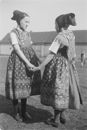 Mädchen in Hoyerswerdaer Tracht. : Holčce we Wojerowskej narodnej drasće.