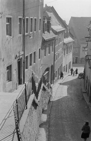 Blick in eine Gasse. Aufstieg zum Burgberg