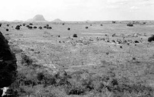 Inselberglandschaft bei Ancuabe : Ebene Landschaft mit Inselbergen im Hintergrund