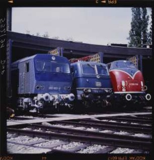 Versuchsdiesellok "DB 202 003-0" (DE 2500 UmAn), Europalok DB 184 112-1 (E 410 012) und Streckendiesellok V 200 vor Lokschuppen II