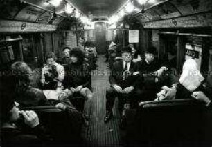 Fahrgäste in der Londoner U-Bahn (Altersgruppe 18-21)
