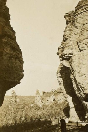 Elbsandsteingebirge. Nordböhmen. Tyssaer Wände (Tyské steny). Durchblick zum Doktor. Im Vordergrunde Dickkopf (links) und Johanneskopf. Kreidesandstein (Unterturon)