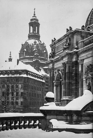 Frauenkirche : Blick von der Brühlschen Terrasse gegen Coselpalais, Ausstellungsgebäude des Sächsischen Kunstvereins und Frauenkirche