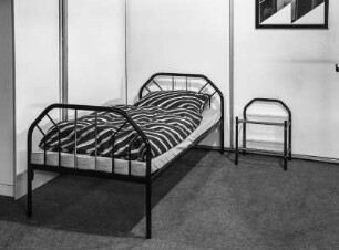 Bett mit Nachttisch