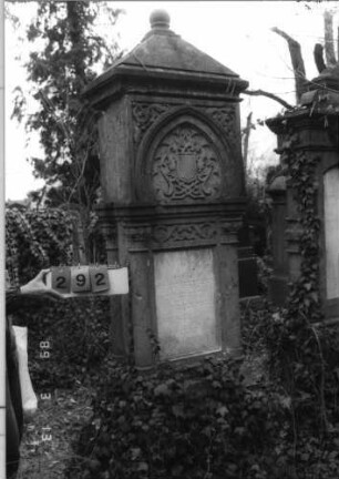 Grabstein 292 (Index: 100093309) Maße HxBxT: 252x69x35 cm Symbolik: Wappenschild mit Verzierungen, reich verziert: Grabstein 292