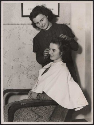 Friseurin bei der Arbeit