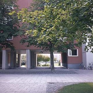 Hansjakob, Gottfried; München - Neuperlach Mitte; Wohnring Neuperlach - Durchgang zum inneren Wohnring (Außenansicht)