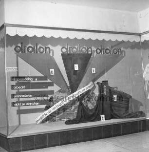 Kaufhaus Nickel: Mühlenstraße: Schaufenster mit Dralon-Stoffen