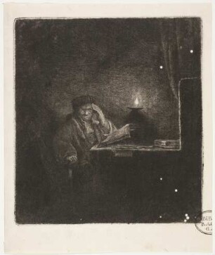 Studierender am Tisch bei Kerzenlicht