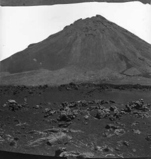 Pico do Fogo : Blick vom Tal auf den Pico do Fogo, den Gipfel der Vulkaninsel Fogo.