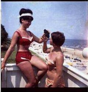 Zwei junge Frauen am Ostsee-Strand