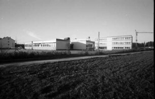 Denzlingen: Schule, Gesamtansicht von Süden, Vordergrund Acker