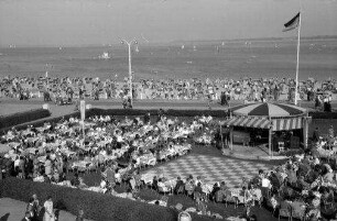 Travemünde: Cafégarten vor dem Casino, von oben mit Promenade und Meer