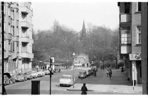 Kleinbildnegativ: Kreuzberger Bildermarkt, Kreuzbergstraße, 1964