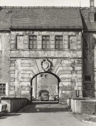 Schloßplatz : Freiberg (Sachsen). Schloss Freudenstein (1566/1579, H. Irmisch; 1784/1805 Umbau; 2005/2007 Umbau). Portalrisalit mit Kartusche. Straßenseite mit Brücke
