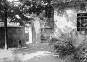 Coswig. Kirchfriedhof : Coswig. Kirchfriedhof mit Grabmalen und Pforte der Einfriedungsmauer (Friedhofsseite)