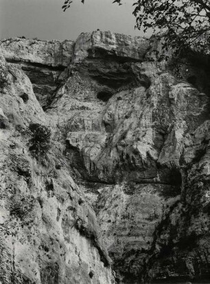 Steile und schroffe Felswände entlang des Wanderweges zur Fontaine de Vaucluse
