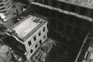 Dresden-Altstadt. Baustelle Coselpalais. Blick vom Gerüst der Frauenkirche auf das linke Torhaus